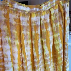 Who What Wear yellow/gold/white print skirt